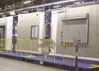 高度工業化により、均一で高品質な部材を生産するミサワホームの工場