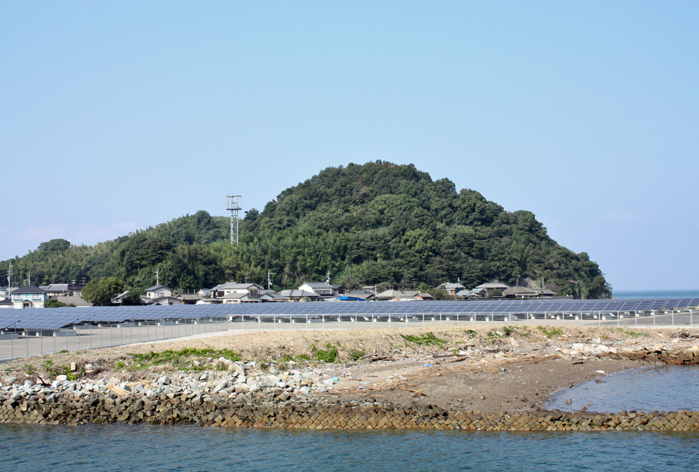 新居浜市の沖合に浮かぶ人口280人の新居大島